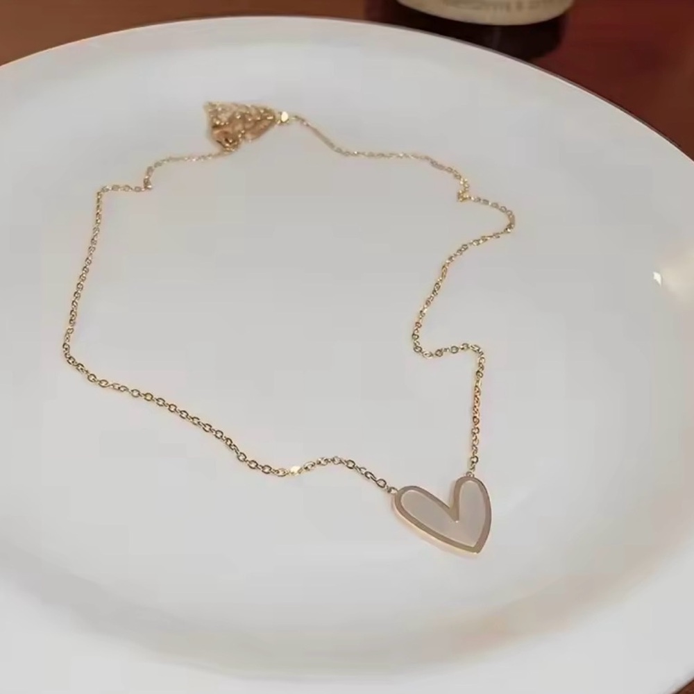 Gold and White Heart Necklace. - Picture 4 of 5